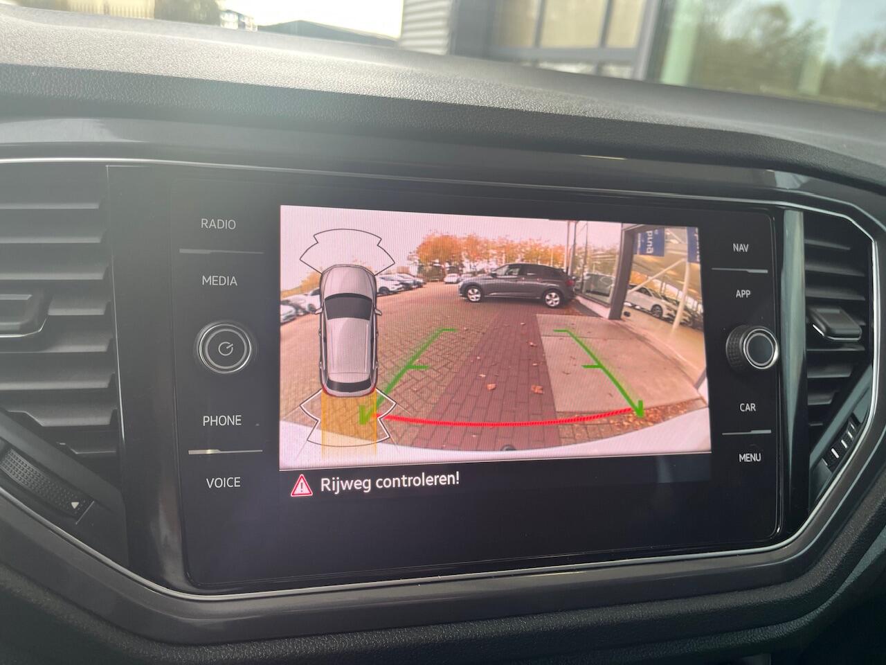 Volkswagen T-Roc 1.5 TSI R-Line / 19 Inch / Afneembare trekhaak / Elect. Achterklep / Camera / Cockpit Pro