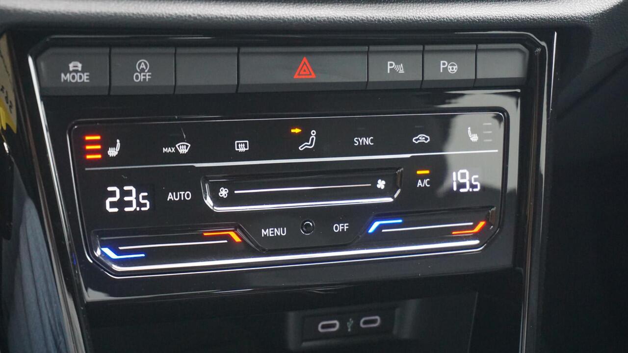 Volkswagen T-Roc 1.5 TSI 150pk DSG 2x R-Line IQ Light Afn-Trekhaak *Lapiz Blue* 17inch LM Adaptive Cruise Control Stuurverwarming *Compleet*