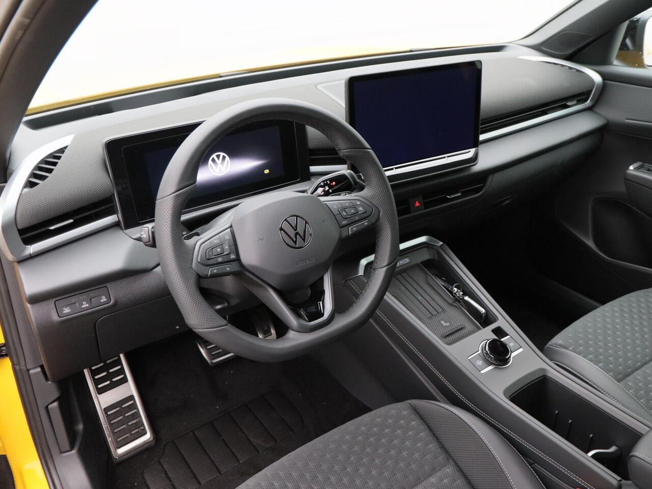 Volkswagen T-Roc R-Line First Edition 1.5 eTSI 150 PK | Trekhaak | Elektrische Achterklep | 360 Camera | Head-Up Display | Stoel- & Stuurverwarming |