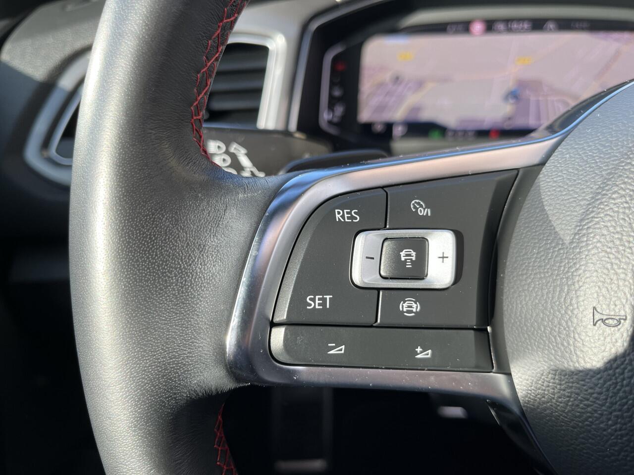 Volkswagen T-Roc 1.5 TSI Sport / AUTOMAAT/ PANO/ PARK. SENSOREN + CAMERA/ RIJ-MODI/ LED/ ADAPT. CRUISE/ 18" LMV/ DIGITAL DASH/ CLIMA/ NAVI/ DAB