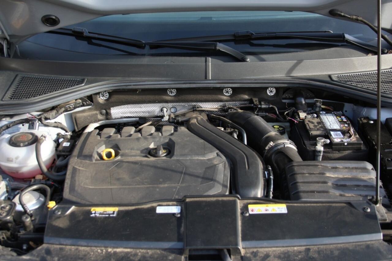 Volkswagen T-Roc 1.5 TSI R-Line Business+, Stoel en stuurverw, Navi, PDC, Zw hemelbekl.