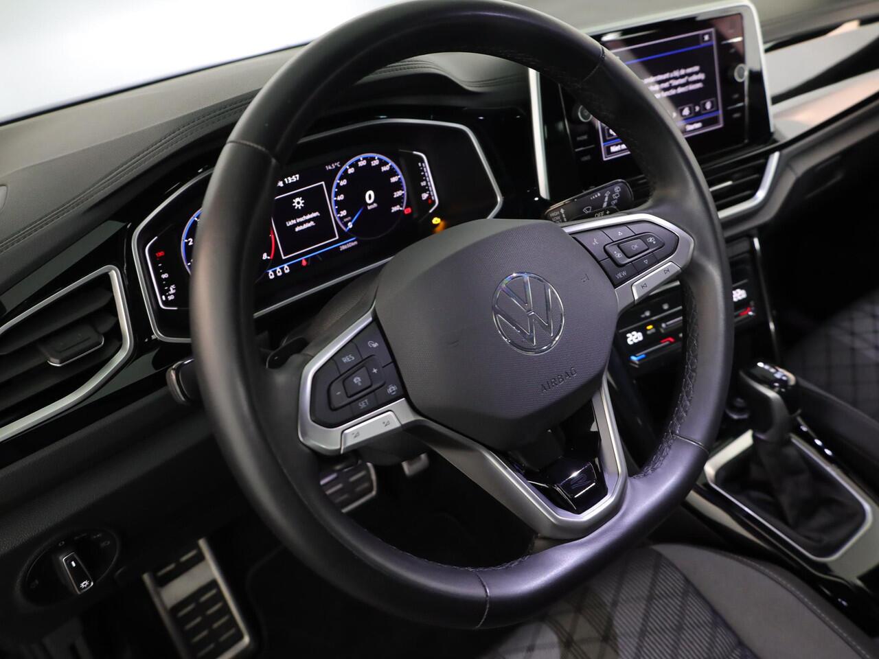 Volkswagen T-Roc 1.5 TSI R-Line 150 pk Automaat (DSG) | Verlengde garantie | Navigatie | Trekhaak (afneembaar) | Parkeersensoren (Park assist) | Achteruitrijcamera | R-Line |