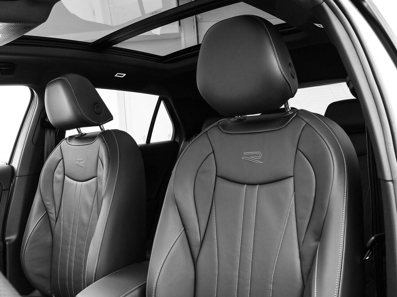 Volkswagen T-Roc R-Line First Edition 1.5 eTSI 150 PK 7 versn. DSG · Assistance Pakket · Black Style Pakket · Multimedia Pakket · Panoramaschuif-kanteldak · Trekhaak ·