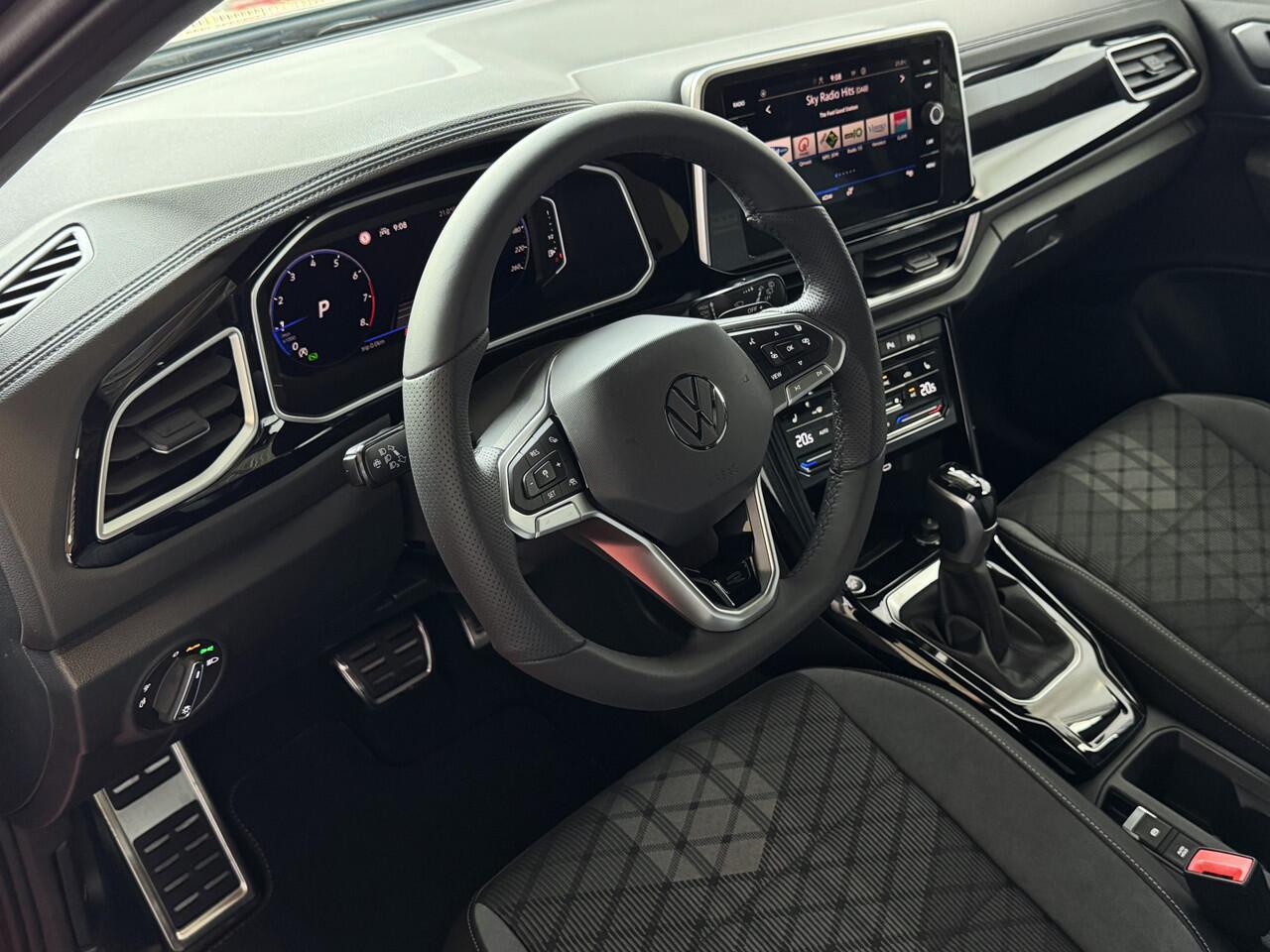 Volkswagen T-Roc ? NIEUWE AUTO ? 1.5 TSI DSG 2025 R-LINE 150PK AFN.TREKHAAK IQ LIGHT ALCANTARA ELEK.KLEP CARPLAY STOEL/STUUR VERW. 19"LMV VIR.COCKPIT 2025 RLINE R LINE "Volkswagen rijden begint bij Topautos.nl - 75 topmodellen direct op voorraad!"