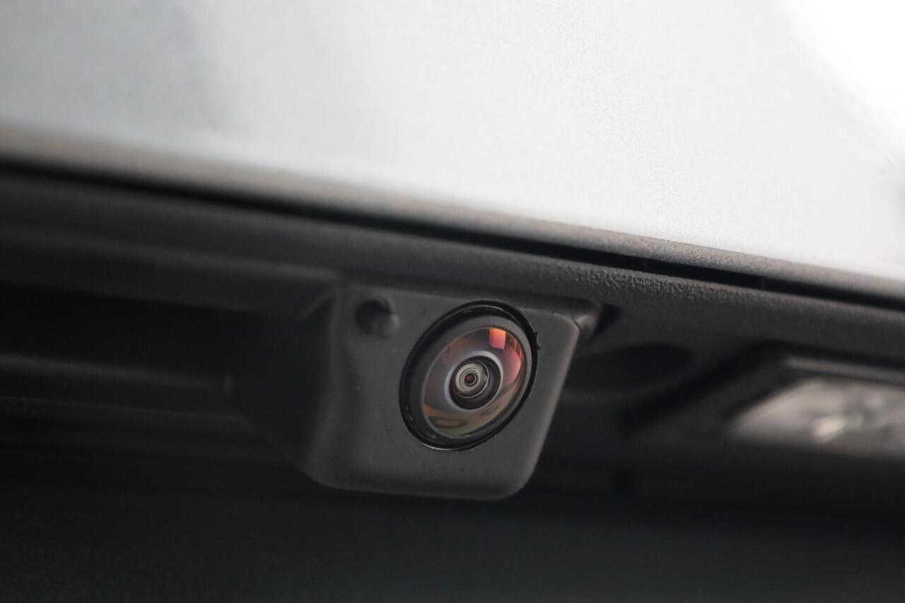 Volkswagen T-Roc 1.5 eTsi R-Line First Edition 150PK / 110kW LED Matrix IQ.Light, panoramisch schuif- kanteldak elektr. bedienbaar, 360° rondomzichtcamera, verwarmbare voorstoelen + achterbank, high end audio 'Harman Kadon', dodehoekdetectie (Side Assist), head-up display