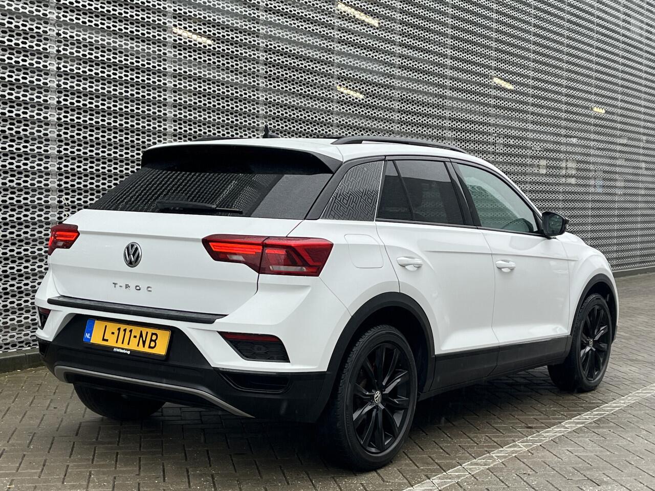 Volkswagen T-Roc 1.5 TSI 150PK Sport Business / Digitaal dashboard / Pano / Navigatie / Camera / Parkeersensoren V+A / Lichtmetaal 18 inch / **
