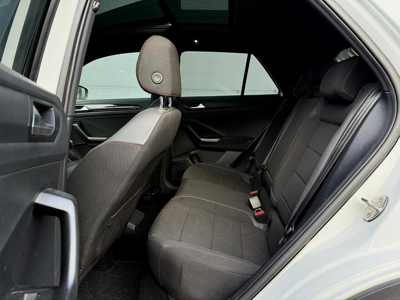 Volkswagen T-Roc 1.5 TSI Sport Pano Virtual Automaat Black style