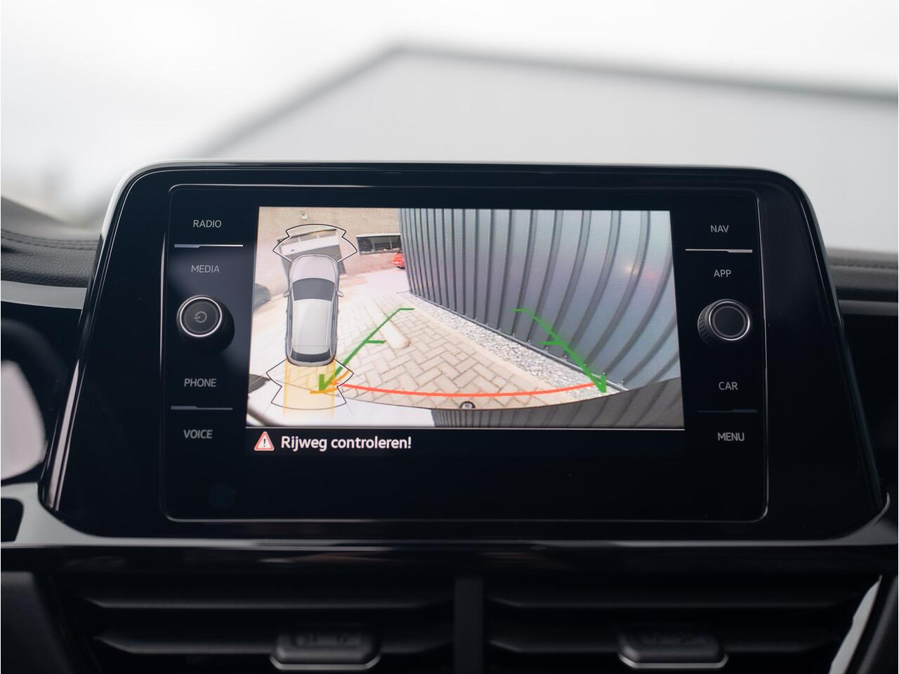 Volkswagen T-Roc 1.5 TSI R-Line | Panodak | Keyless | Side Assist | Elk. A-klep | IQ Light | Camera | Prijs Rijklaar!!