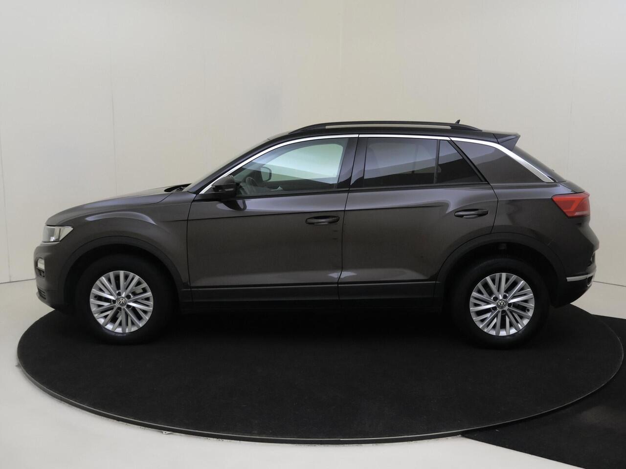 Volkswagen T-Roc 1.5 TSI Style | Navigatie | Parkeerassistent | Adaptieve cruise control | CarPlay | Elektrisch inklapbare buitenspiegels | Parkeersensoren |