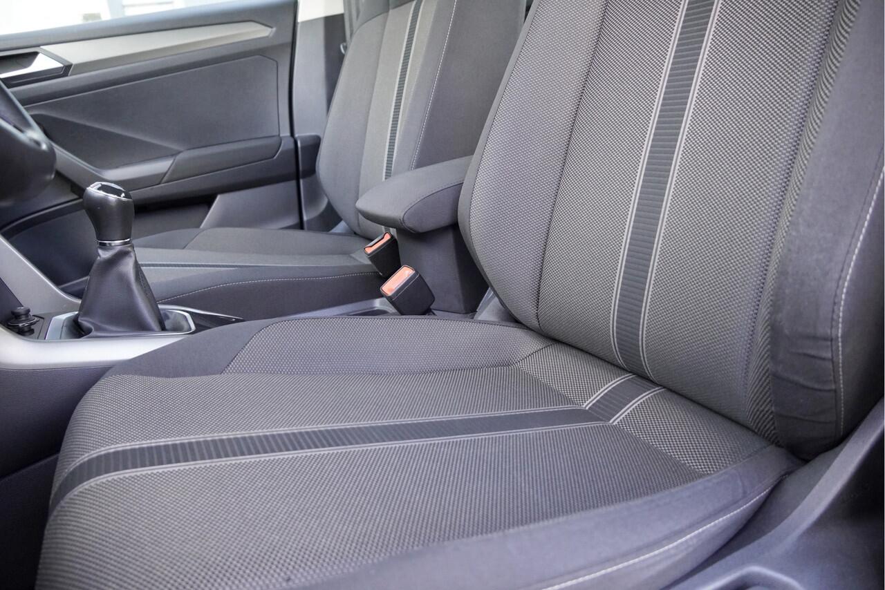 Volkswagen T-Roc 1.0 TSI Style BJ2020 Lmv 16" | Led | Pdc | Navi | App-Connect | Airco | Cruise control | Getint glas