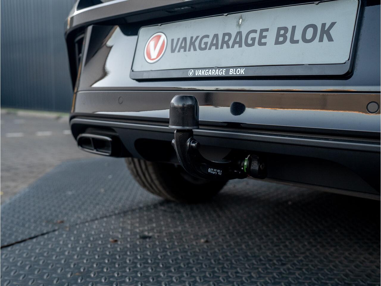 Volkswagen T-Roc 1.5 TSI R-Line Black Style | Panodak | Beats | Keyless | Trekhaak afnb | IQ Light | Side Assist | Prijs Rijklaar!!