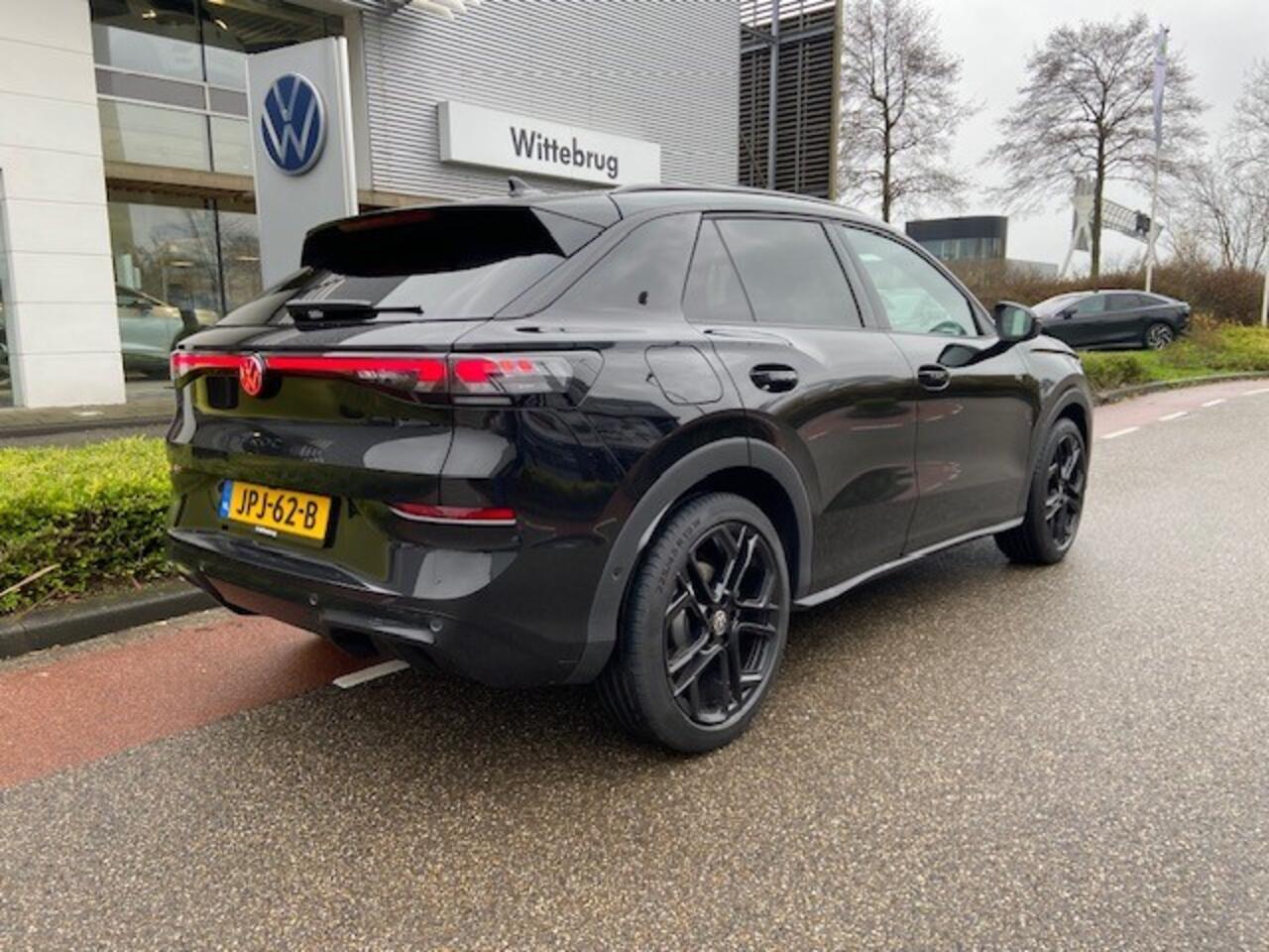 Volkswagen T-Roc 1.5 eTsi R-Line First Edition / Carplay / Navi / IQ Light / 19" LM velgen / R-Line / Camera