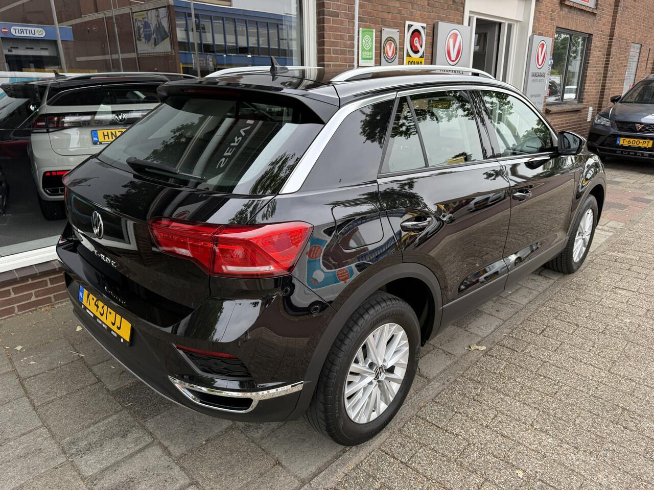 Volkswagen T-Roc 1.0 TSI Style Business | navigatie | cruise control | parkeer sensoren | trekhaak meerprijs 899.00 euro
