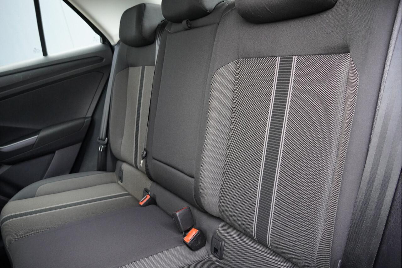 Volkswagen T-Roc 1.0 TSI Style BJ2020 Lmv 17" | Led | Pdc | Elek. achterklep | App-Connect | Climate control | Cruise control | Verwarmde voorstoelen | Getint glas