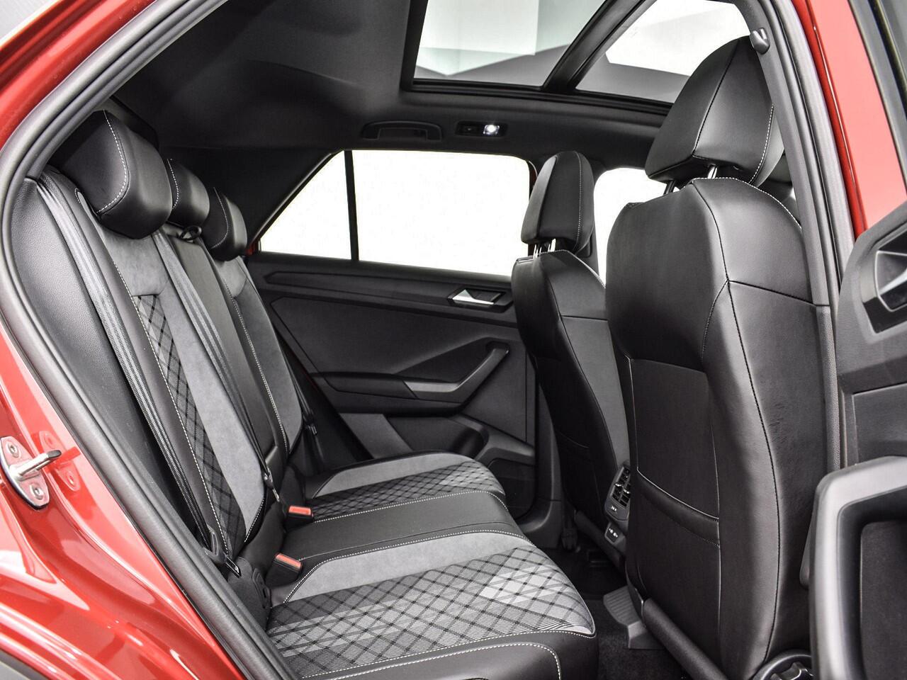 Volkswagen T-Roc 1.5 TSI 150pk DSG R-Line Business · Apple/Android Car Play · Camera · Panoramadak · Beats Audio · Matrix LED · 19'' Inch · Garantie t/m 30-03-2027 of 100.000km