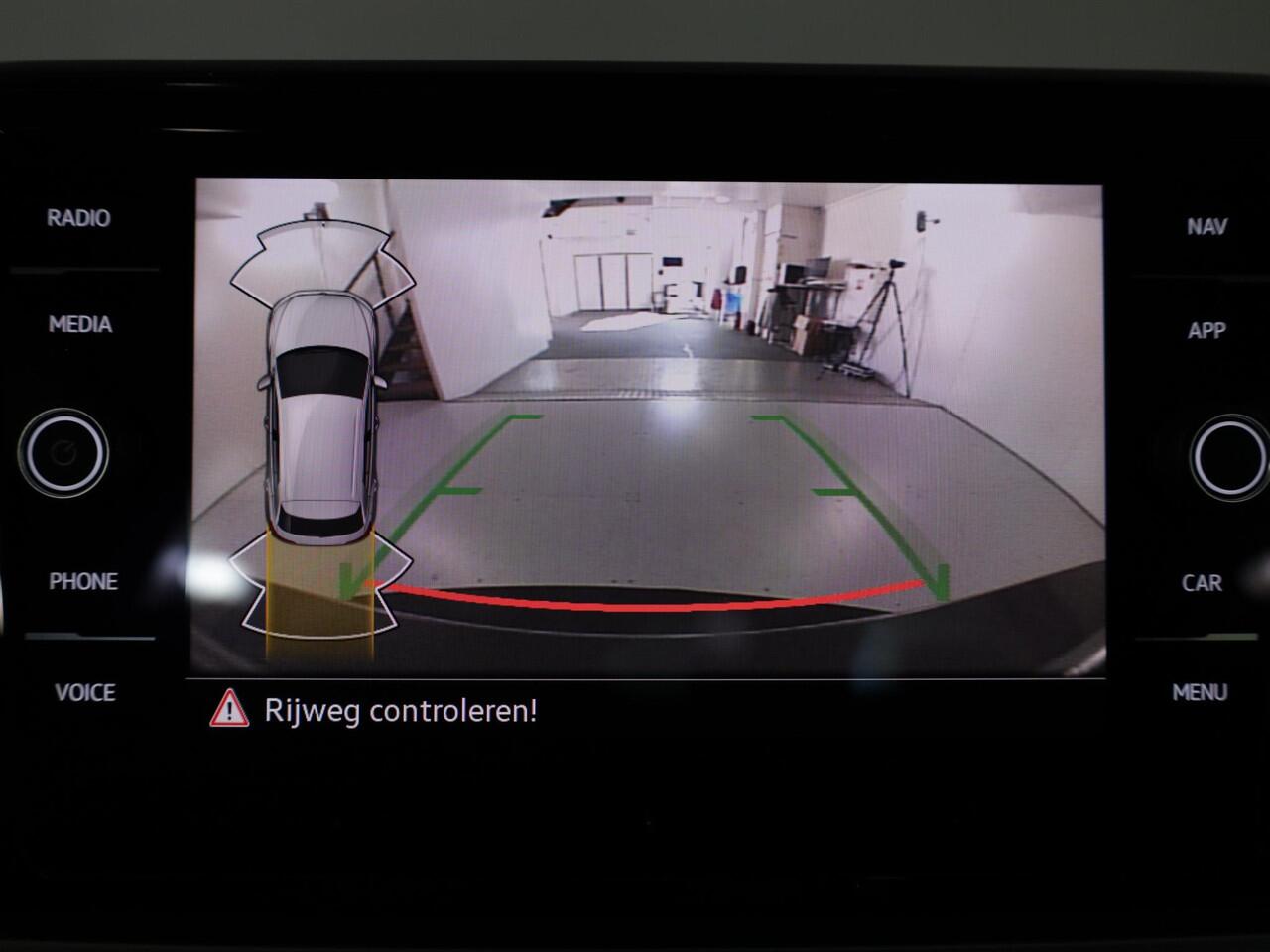 Volkswagen T-Roc 1.5 TSI Life Edition 150 PK DSG |Private lease vanaf ¤598,-| Navigatie | Parkeercamera | Keyless entry |