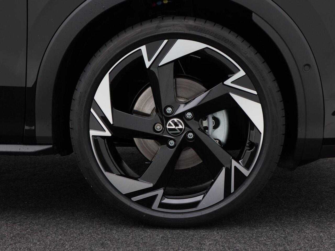 Volkswagen T-Roc R-Line First Edition 1.5 eTSI 150 PK | Trekhaak | 360 Camera | Head-Up | Elektrische Achterklep | Stoel- en Stoelverwarming |