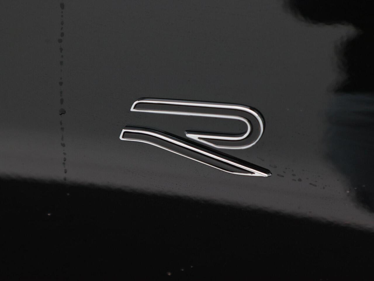 Volkswagen T-Roc R-Line First Edition 1.5 eTSI 150 PK | Trekhaak | 360 Camera | Head-Up | Elektrische Achterklep | Stoel- en Stoelverwarming |