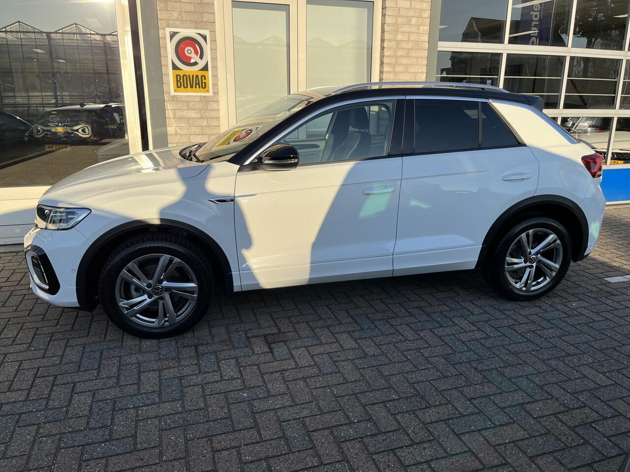Volkswagen T-Roc 1.5 TSI R-Line / AUTOMAAT/ FABRIEKSGARANTIE T/M 2-2027/ TREKHAAK AFNEEMBAAR/ ALCANTARA/ ADAPT. CRUISE/ APP-CONNECT/ NAVI/ MATRIX/ RIJ-MODI/ PARK. SENSOREN + CAMERA/ STOEL VERWARM.