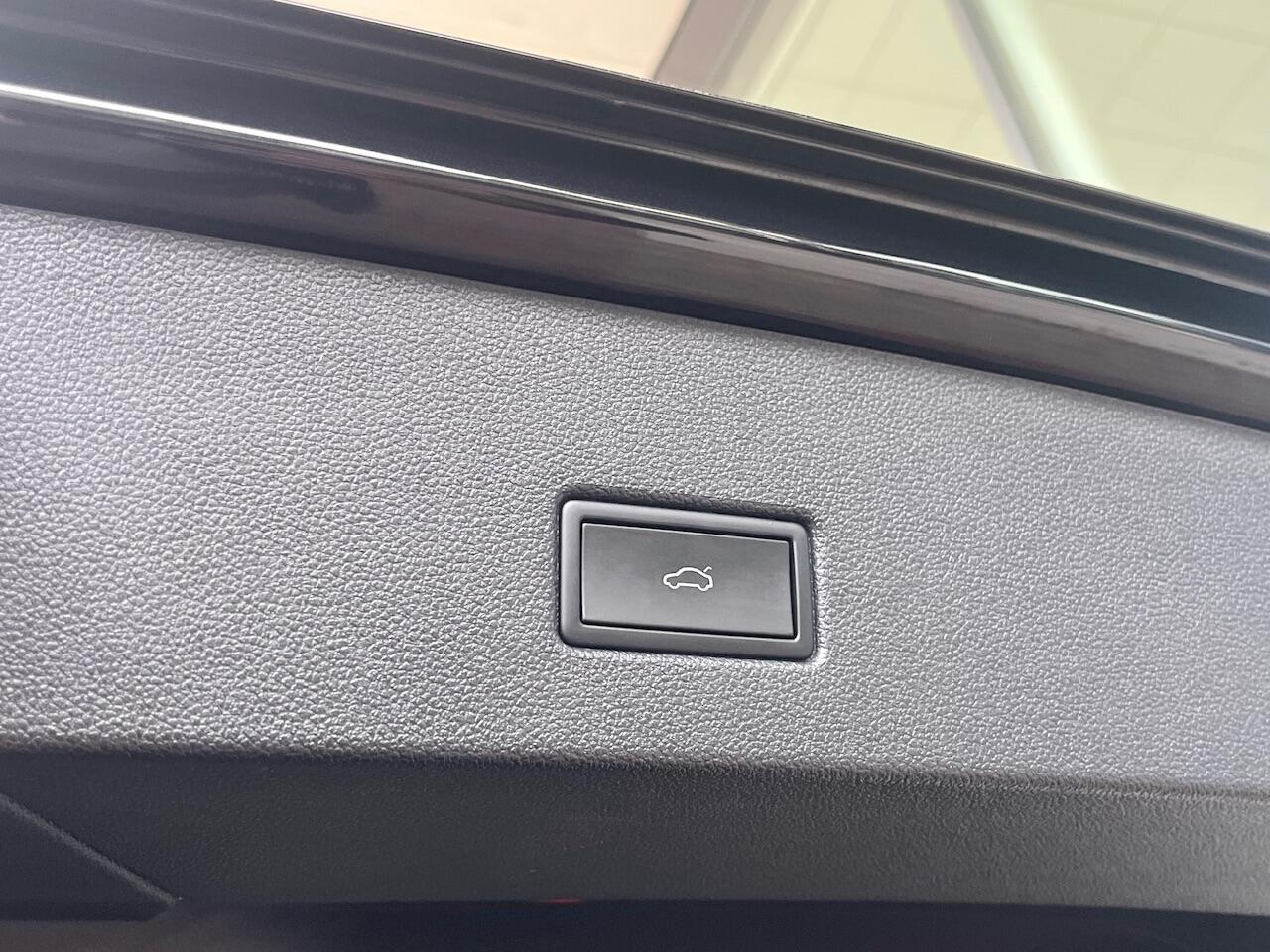 Volkswagen T-Roc 1.5 TSI R-Line / Black Style / Trekhaak / Adaptive Cruise / Stoel & Stuurverwarming / Navi