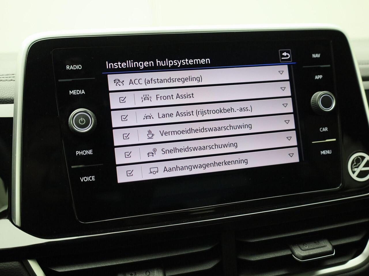 Volkswagen T-Roc 1.5TSI/150PK R-Line DSG · Camera · Apple/Android Car Play · Navigatie · Trekhaak · Apple/Android · Garantie tot februari 2027