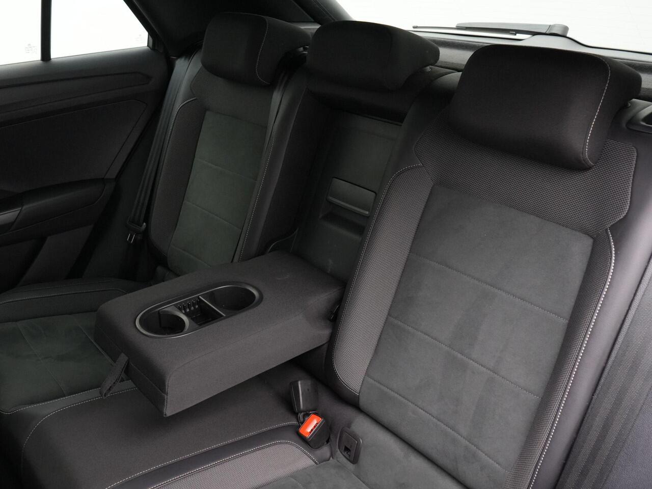 Volkswagen T-Roc 1.5 TSI 150 pk DSG R-Line | Achteruitrijcamera | Sportonderstel | Trekhaak | Adaptive Cruise | Park Assist | ErgoActive bestuurdersstoel