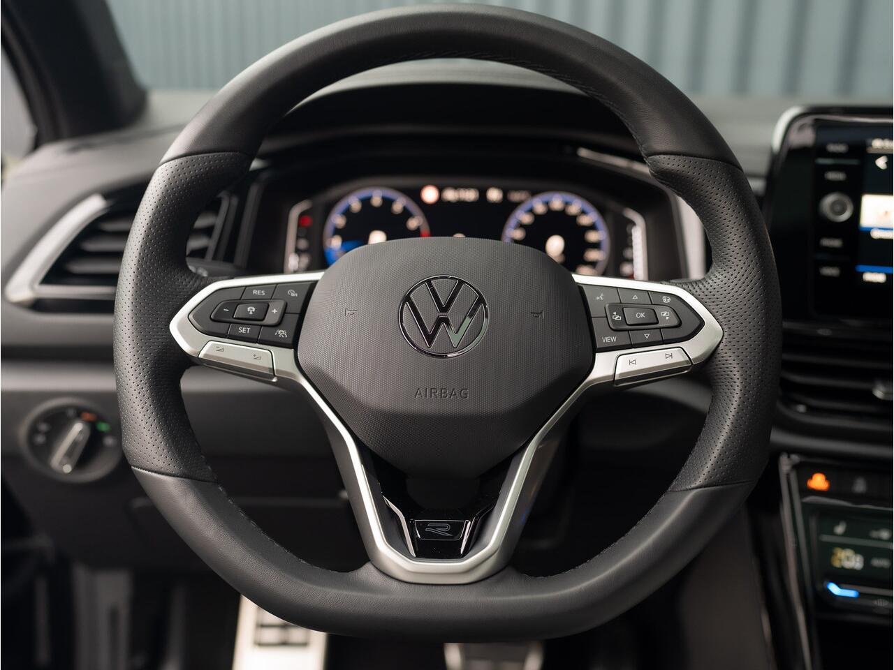 Volkswagen T-Roc 1.5 TSI R-Line | Panodak | Keyless | Side Assist | Elk. A-klep | IQ Light | Camera | Prijs Rijklaar!!