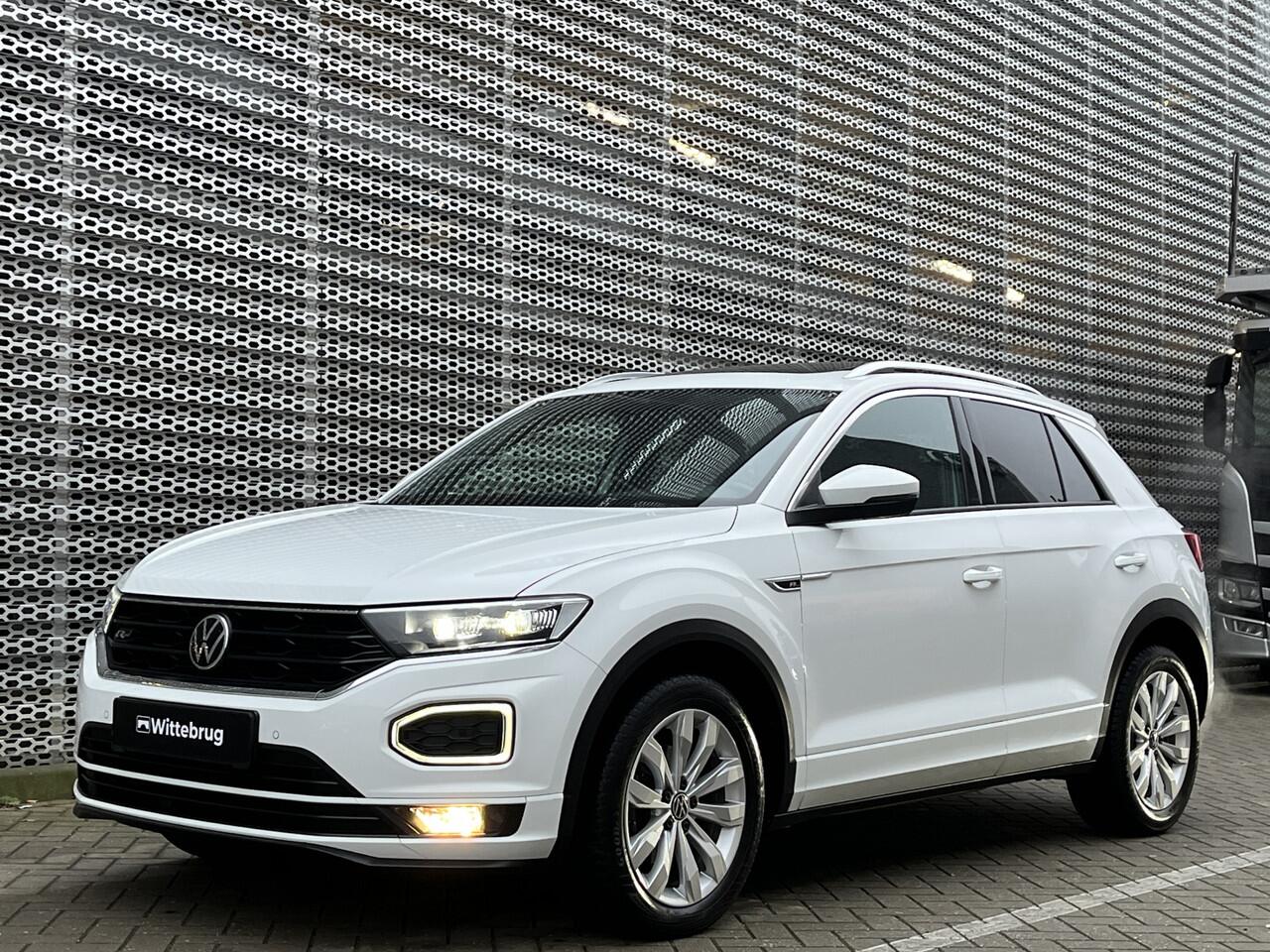 Volkswagen T-Roc 1.5 TSI 150PK DSG R-Line / Panorama dak / Digital Cockpit Pro / Elektrisch Achterklep / Afneembare Trekhaak / Achteruitrijcamera / 17''LMV **