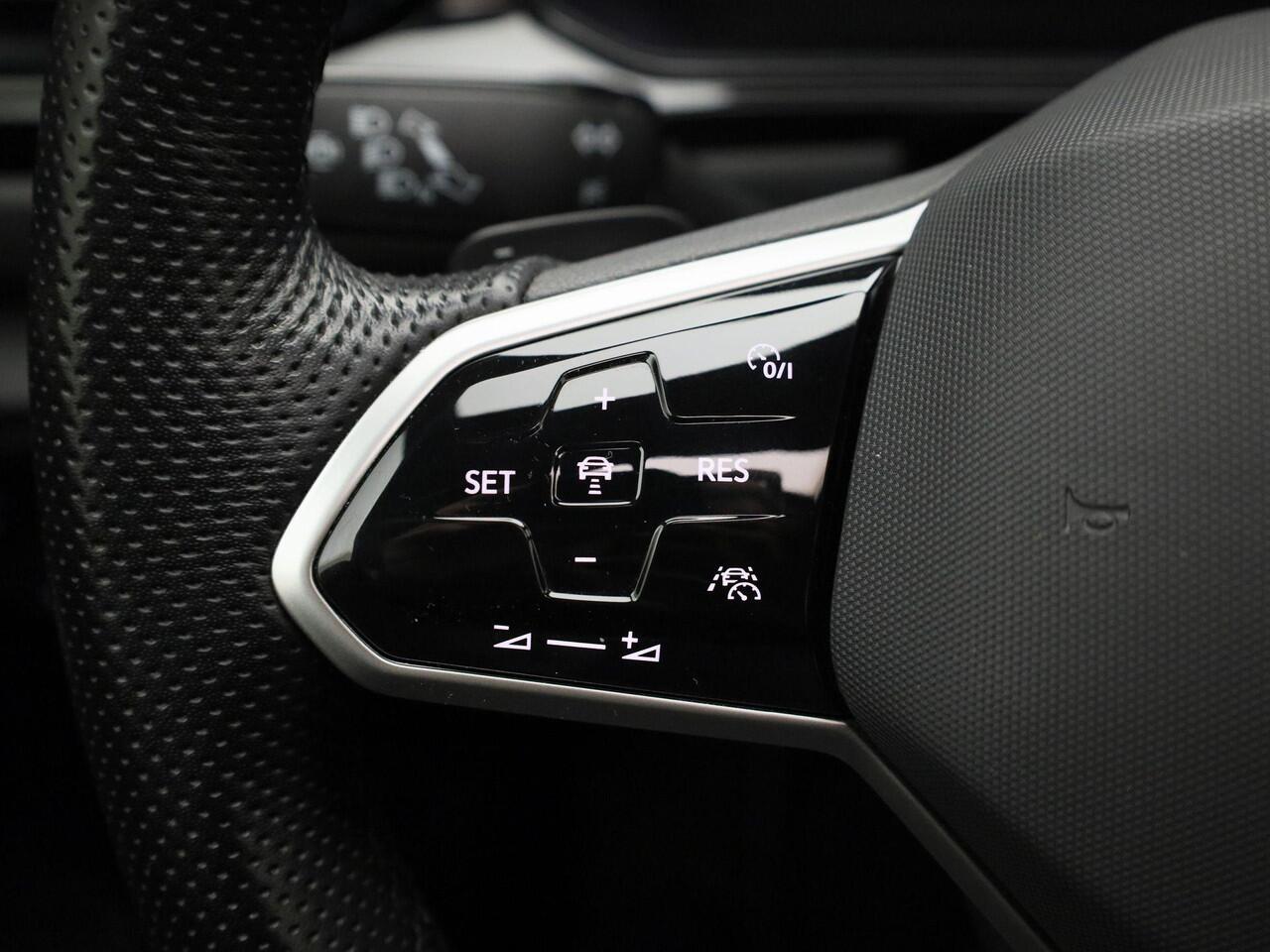 Volkswagen T-Roc 1.5TSI/150PK R-Line Blackstyle DSG · Panoramadak · Camera + Parkeersensoren · Keyless · Apple/Android Car Play · Garantie t/m 02-08-2027 of 100.000km