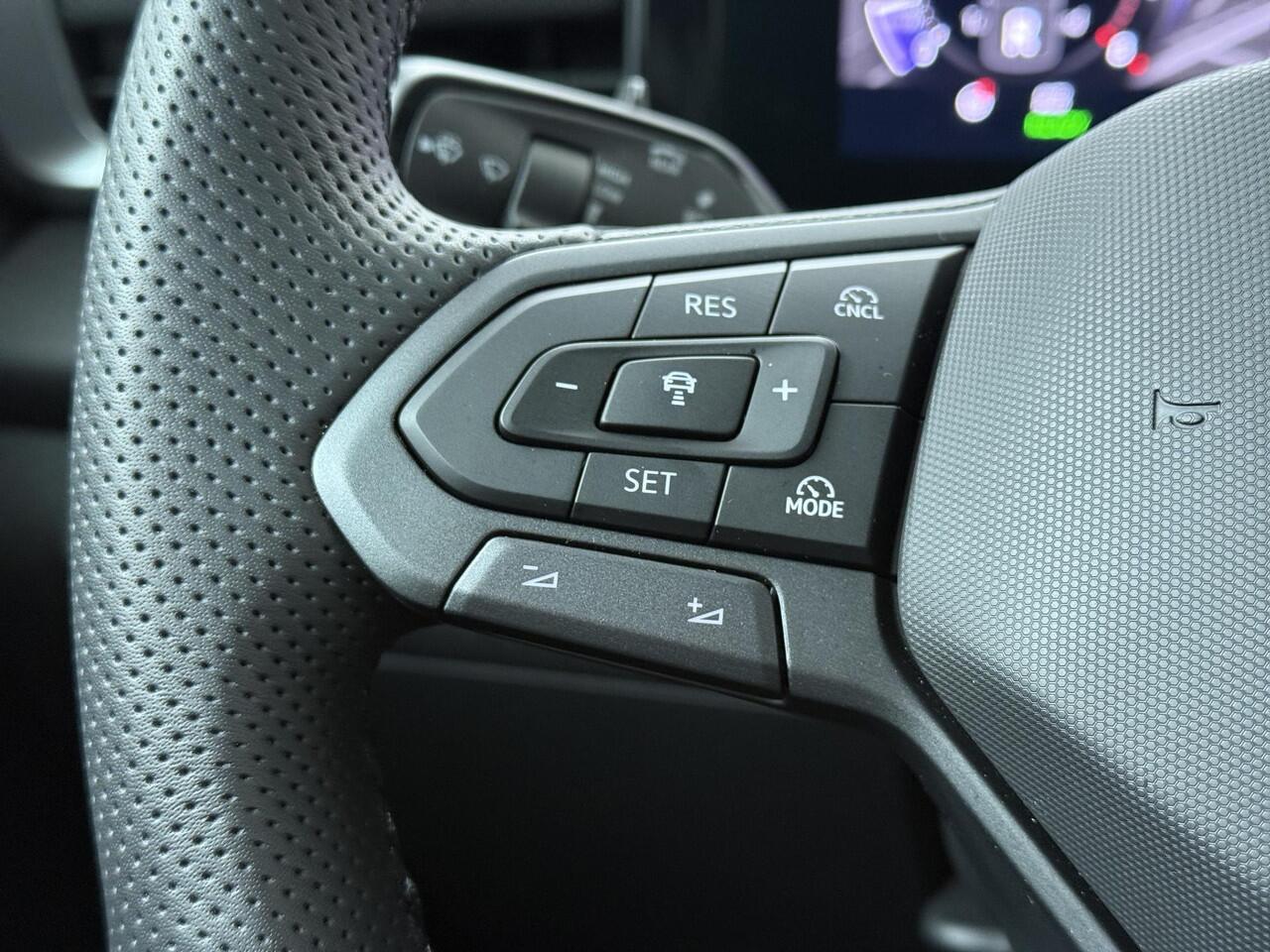 Volkswagen T-Roc 1.5 eTsi 150pk DSG R-Line First Edition | Elektr. achterklep | Black Style | LED Matrix | Navigatie | Area View | Head-up display |