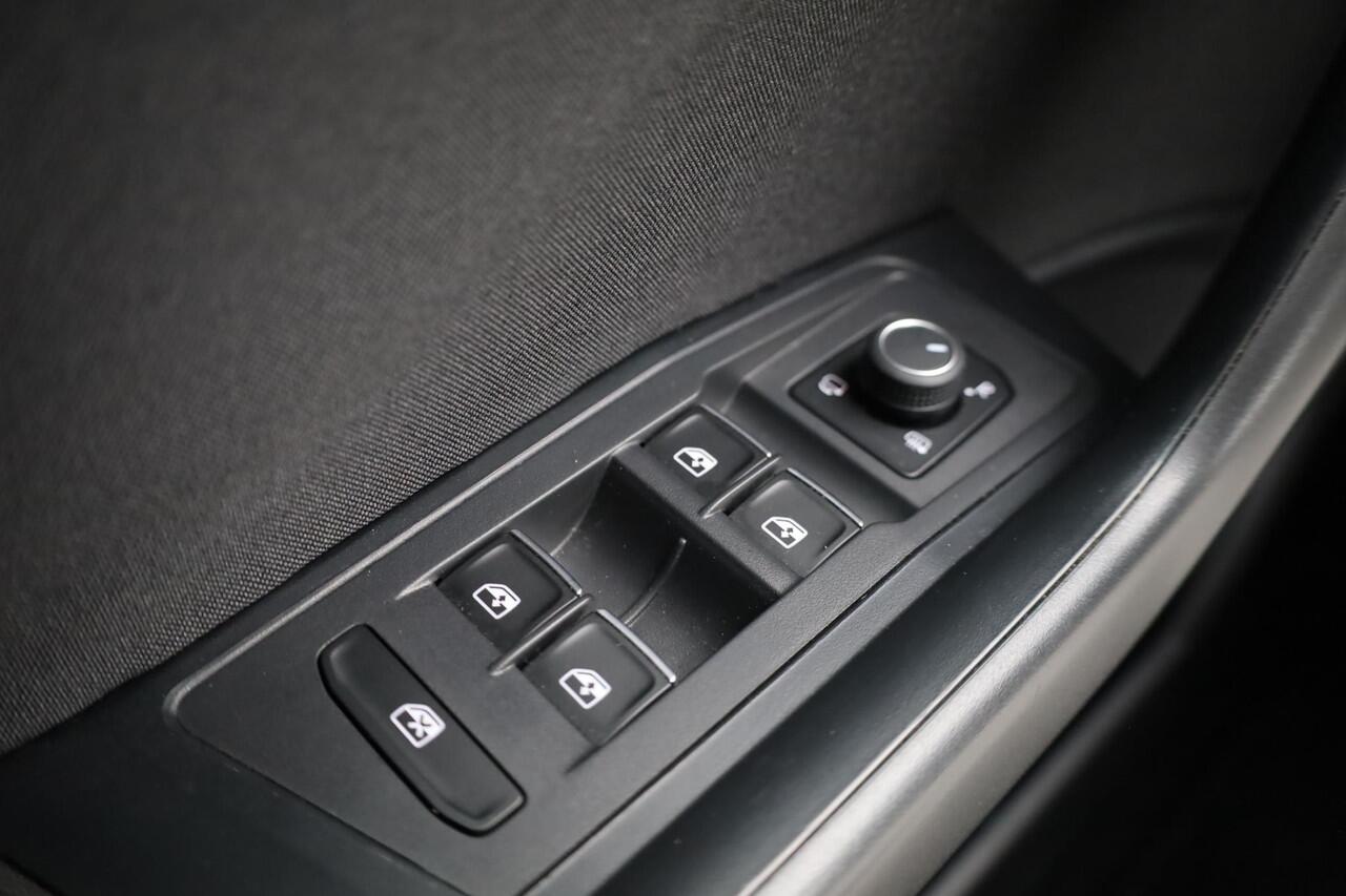 Volkswagen T-Roc 1.5 TSI Sport Business R 110KW/150PK DSG, NL auto nieuw door ons geleverd, navigatie, parkeer camera, Led koplampen, spiegelpakket, elektr a klep, digital cockpit pro, 19" LMV Suzuka, achteruitrijcamera, privacy glas, R Line, spraak bediening, App Connect