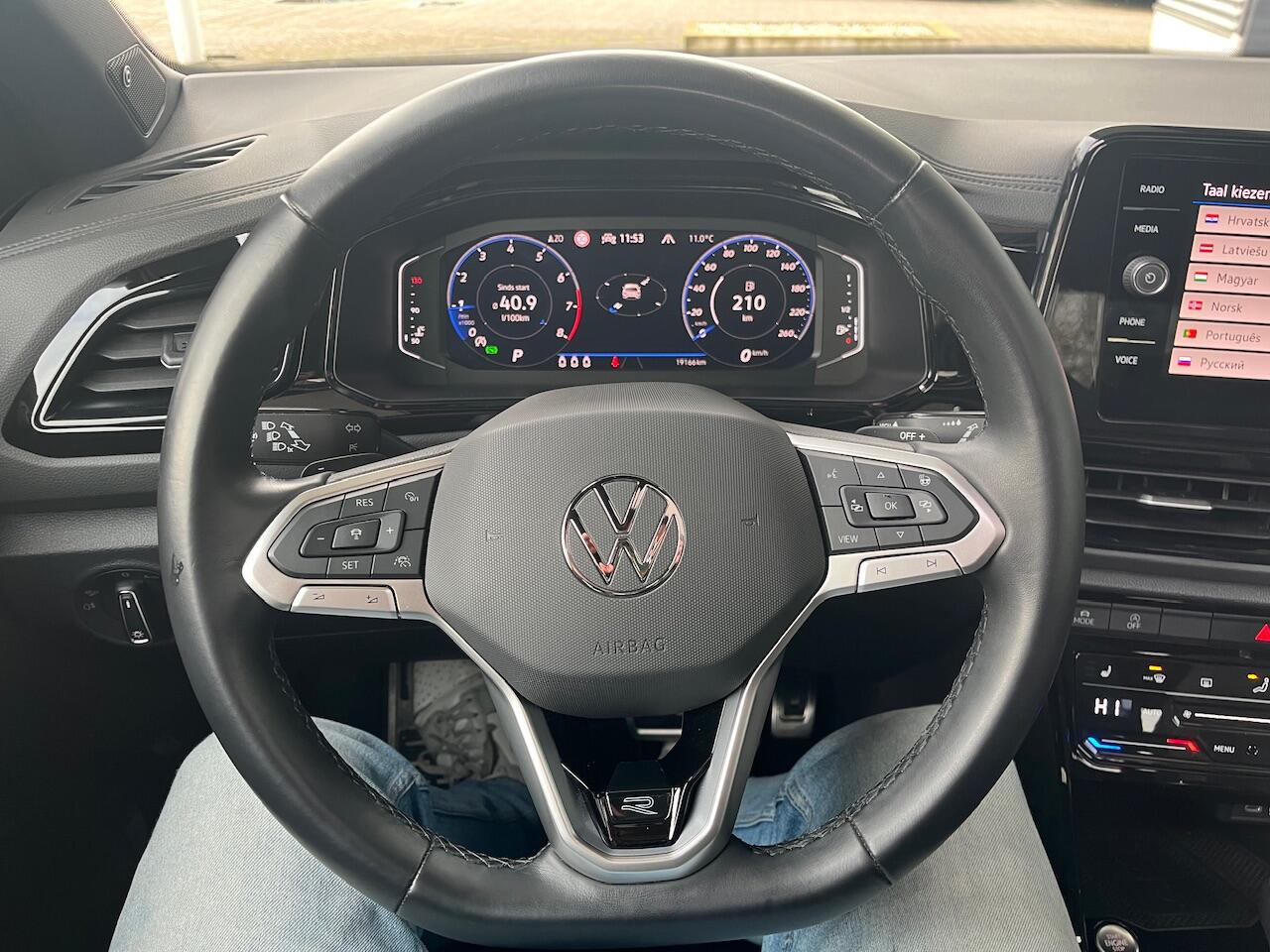 Volkswagen T-Roc 1.5 TSI 150pk DSG R-Line / Black Style / Zwart Dak / Panoramadak / Digital Cockpit Pro / Ergoactive Stoel / IQ LED / Trekhaak Afneembaar / 19" LMV / Beats / Camera / Keyless / Alarm / Stoelverwarming