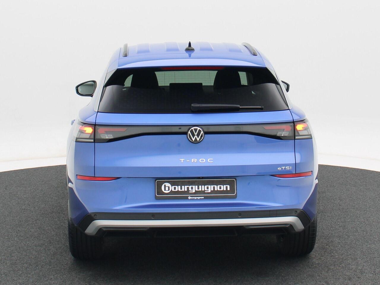 Volkswagen T-Roc Life First Edition 1.5 eTSI 116 PK | Camera | Stoel- & Stuurverwarming | Adaptieve Cruise Control | Keyless |