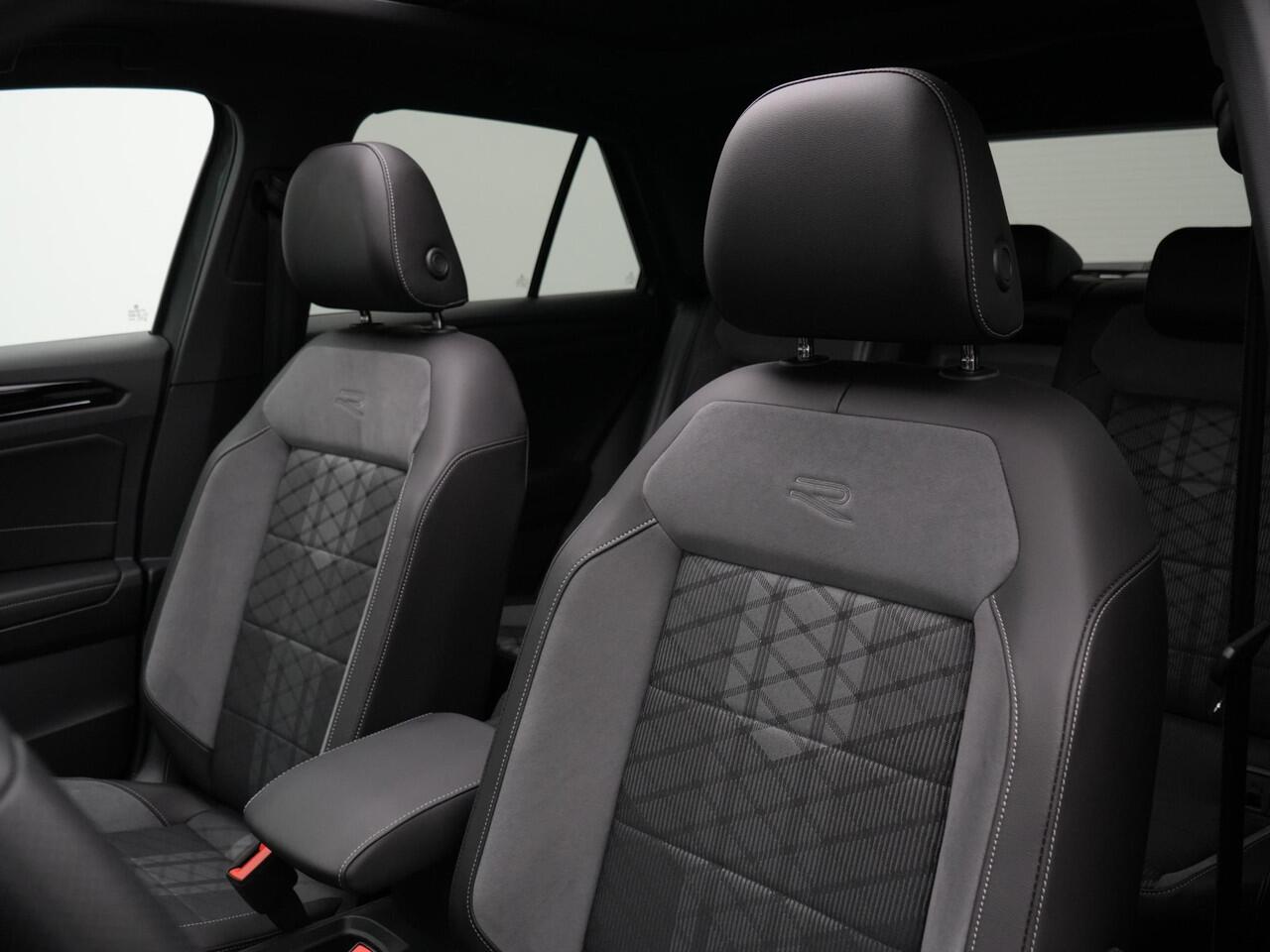 Volkswagen T-Roc 1.5 TSI 150 pk DSG R-Line | Panoramadak | IQ Light | Carplay | Parkeersensoren voor/achter | Adaptive Cruise