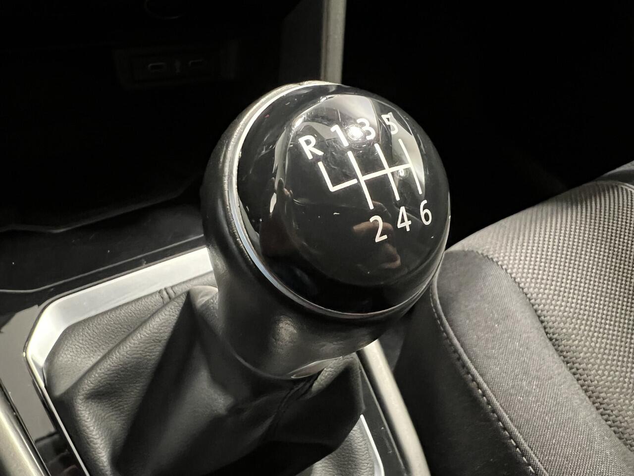 Volkswagen T-Roc 1.0 TSI Style | Navigatie/Android/Apple Carplay | LM Velgen 16" | Achteruitrijcamera | Cruise Control Adaptief | Airco | Radio |