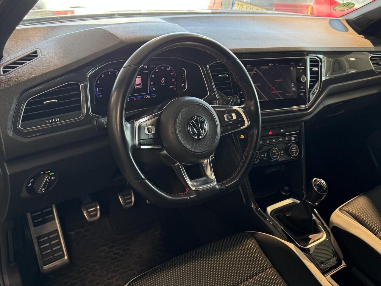 Volkswagen T-Roc 1.5 TSI Sport | Airco | Carplay | Camera | Parkeersensor voor/achter | Winter-pakket | LM velgen | ( Vestiging - Nieuwegein )