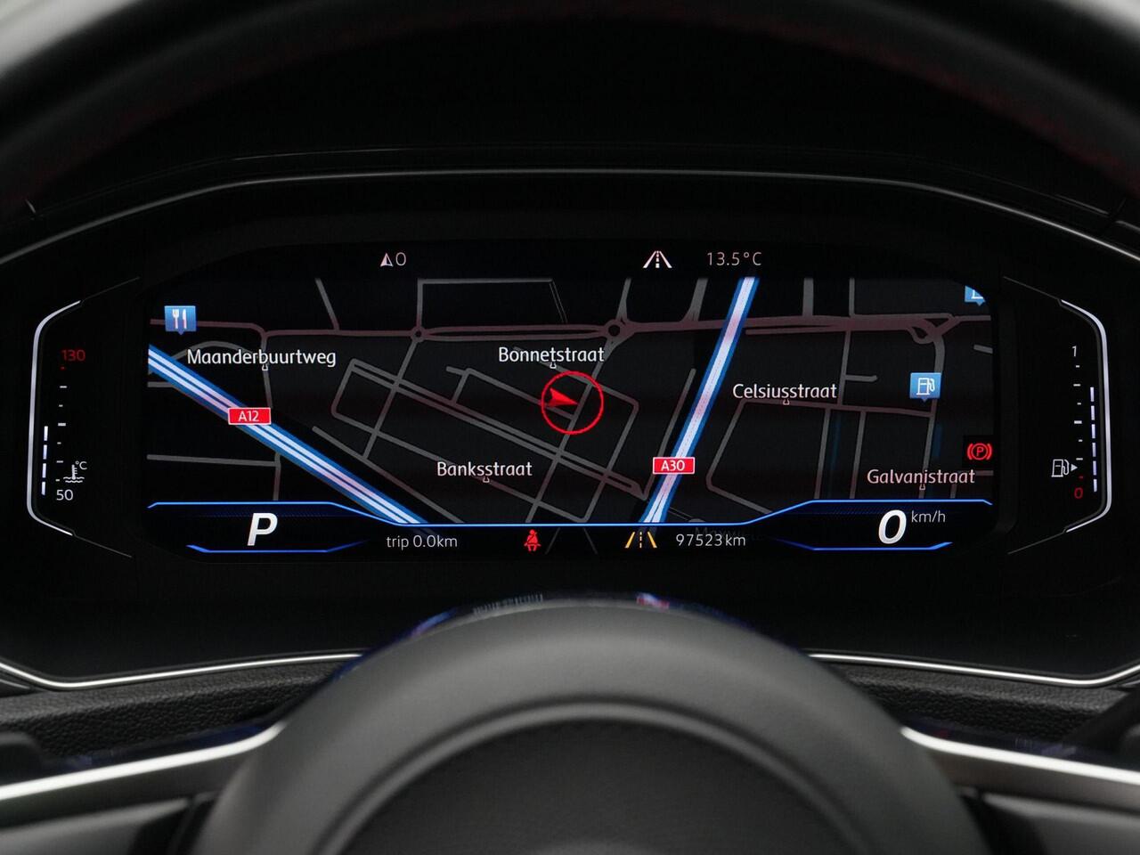 Volkswagen T-Roc 1.5 TSI 150 pk DSG Sport Business R / R-Line | Panoramadak | Trekhaak | Stoelverwarming | Side Assist | Adaptive Cruise