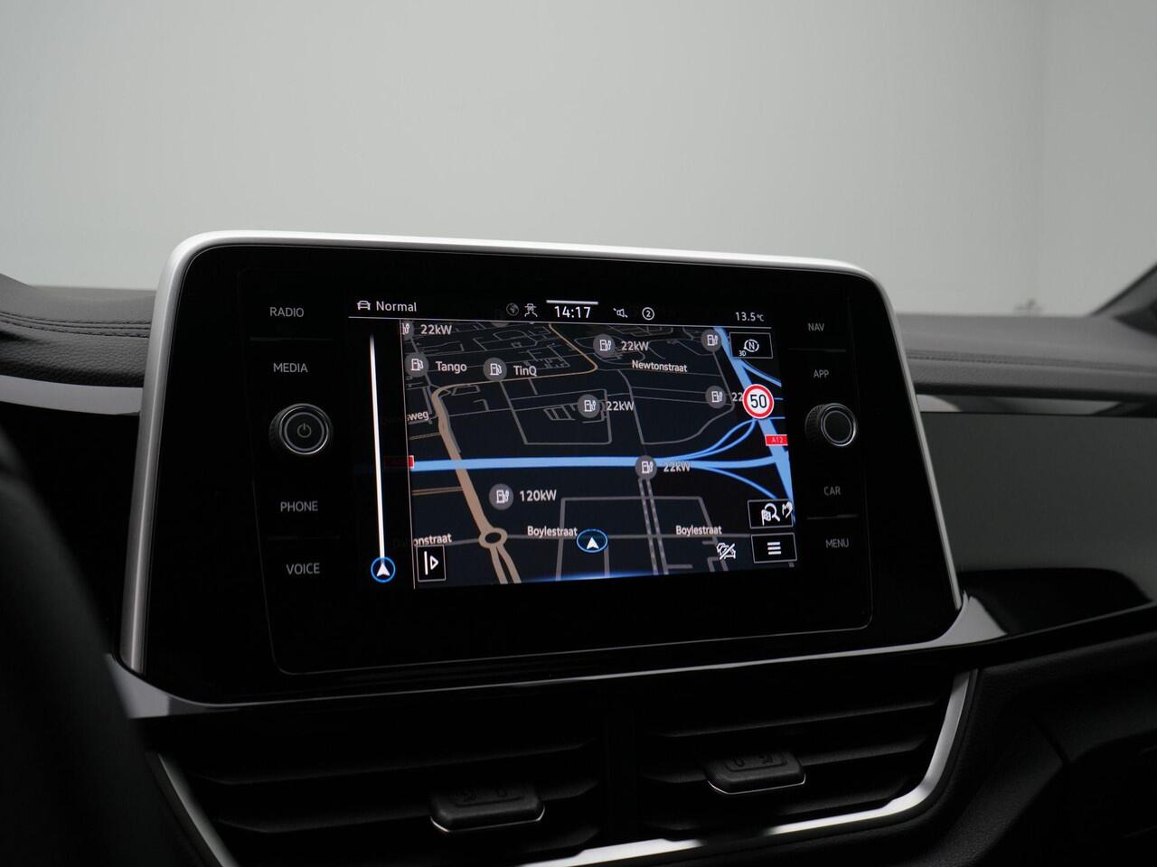 Volkswagen T-Roc 1.5 TSI 150 pk DSG R-Line Edition | Trekhaak | Achteruitrijcamera | Stoelverwarming | Navigatie | Sportonderstel | Park Assist | 17 inch