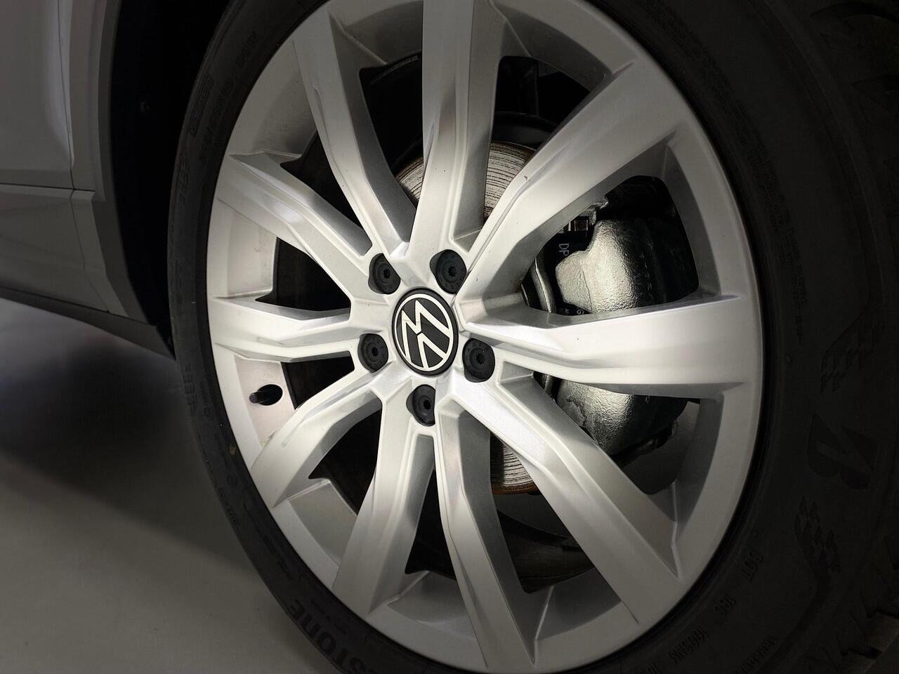 Volkswagen T-Roc 1.5 TSI R-Line edition IQ Light/Matrix Koplampen Camera IQ Drive ACC Carplay Virtual Cockpit *Nieuwe Auto*