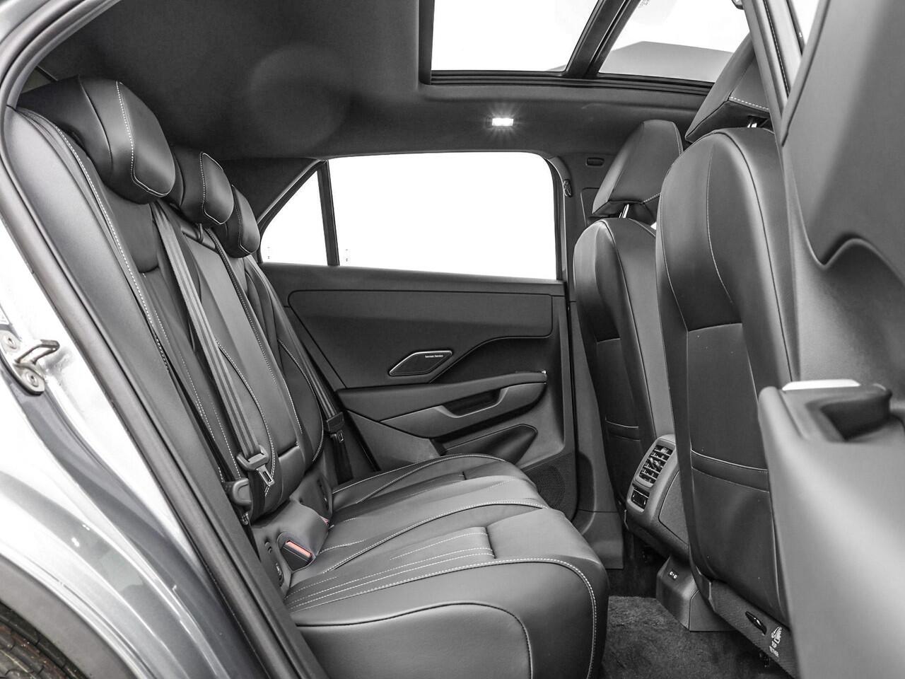 Volkswagen T-Roc R-Line First Edition 1.5 eTSI 150 PK 7 versn. DSG · Assistance Pakket · Black Style Pakket · Multimedia Pakket · Panoramaschuif-kanteldak · Trekhaak ·