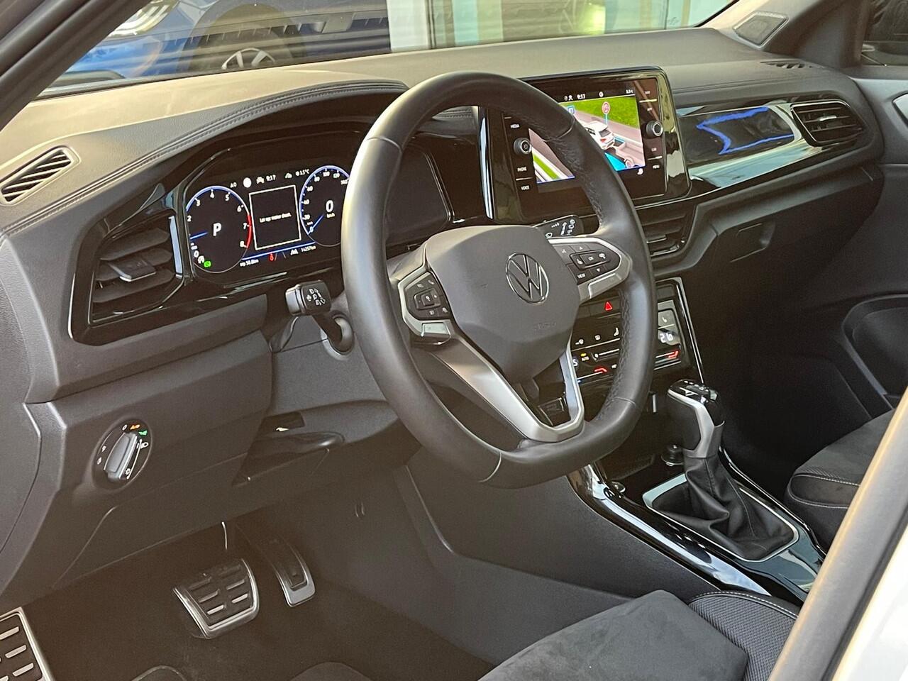 Volkswagen T-Roc 1.5 TSI 150PK DSG R-Line Black Style Panoramadak / Afn. Trekhaak / Achteruitrijcamera / 18'' LMV Nevada/ LED Matrix Ergo Active stoelen / Electr. a.klep / Draadloos App connect / Navi / Clima / DAB+