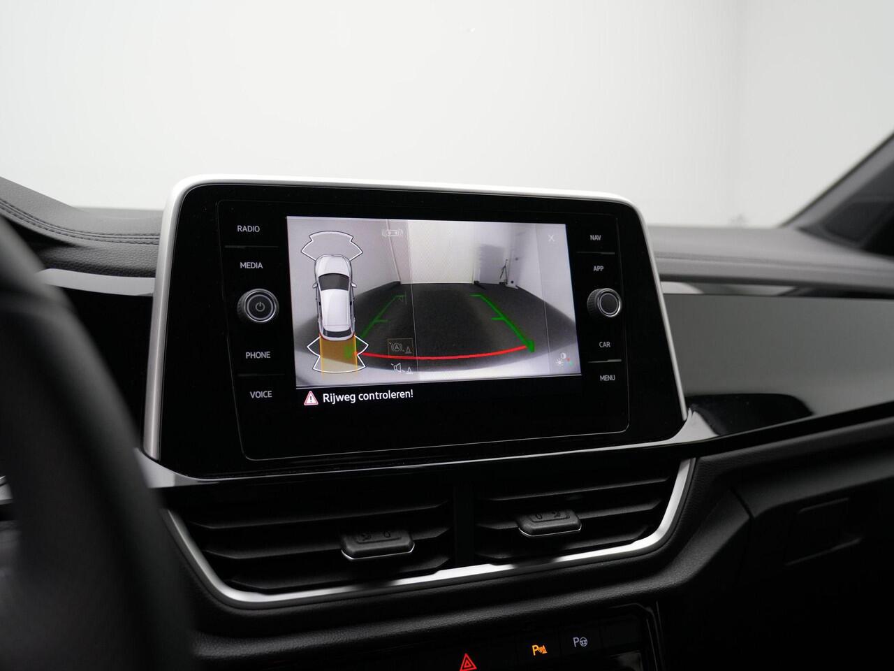 Volkswagen T-Roc 1.5 TSI 150 pk DSG R-Line | Trekhaak | Achteruitrijcamera | Navigatie | Stoelverwarming