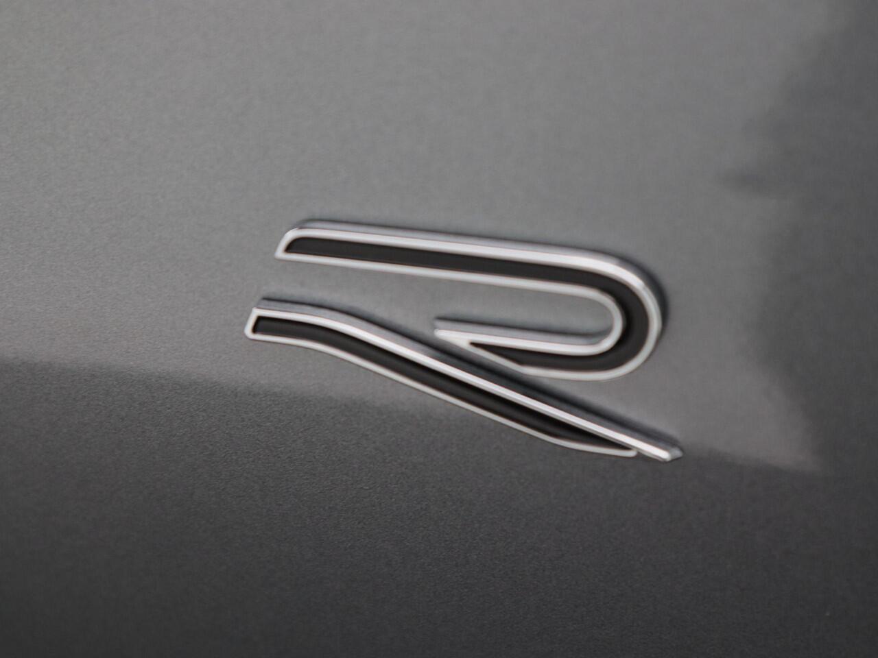 Volkswagen T-Roc R-Line First Edition 1.5 150 PK | Trekhaak | Panoramadak | 360 Camera | Head-Up | Elektrische Achterklep |