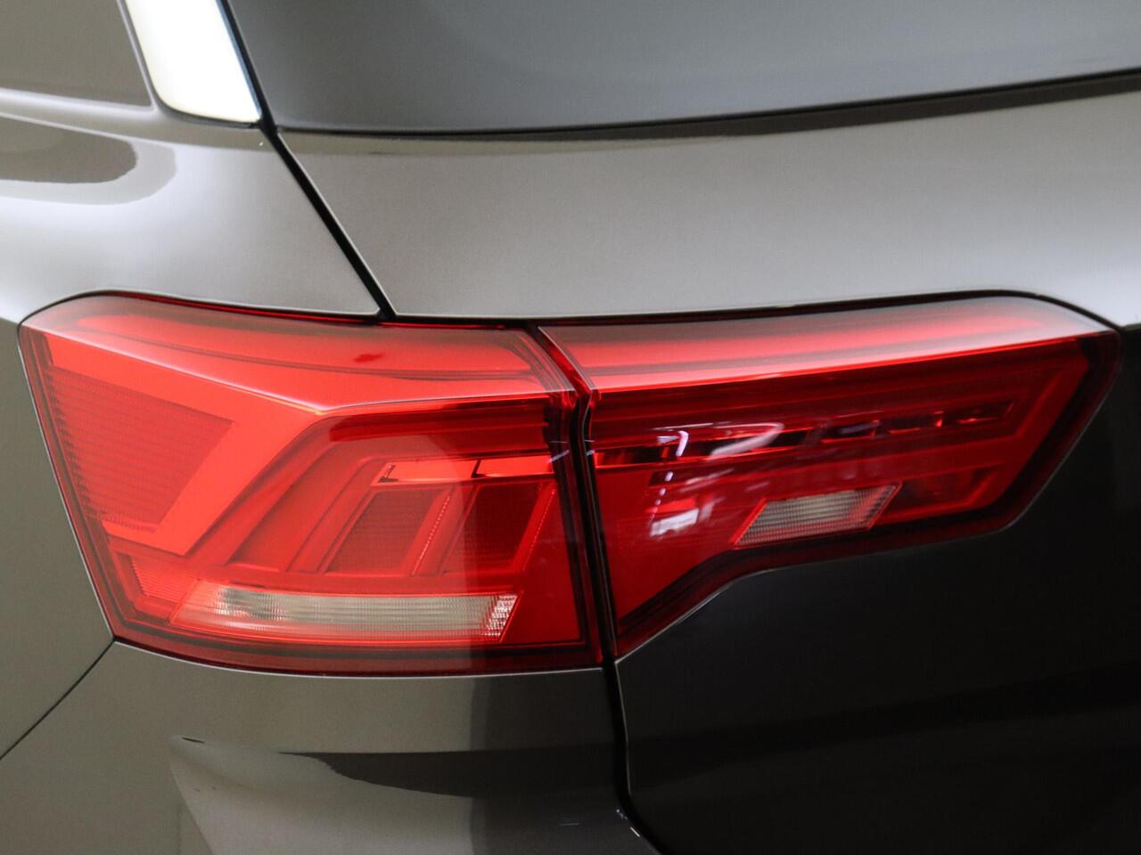 Volkswagen T-Roc 1.5 TSI Style | Navigatie | Parkeerassistent | Adaptieve cruise control | CarPlay | Elektrisch inklapbare buitenspiegels | Parkeersensoren |