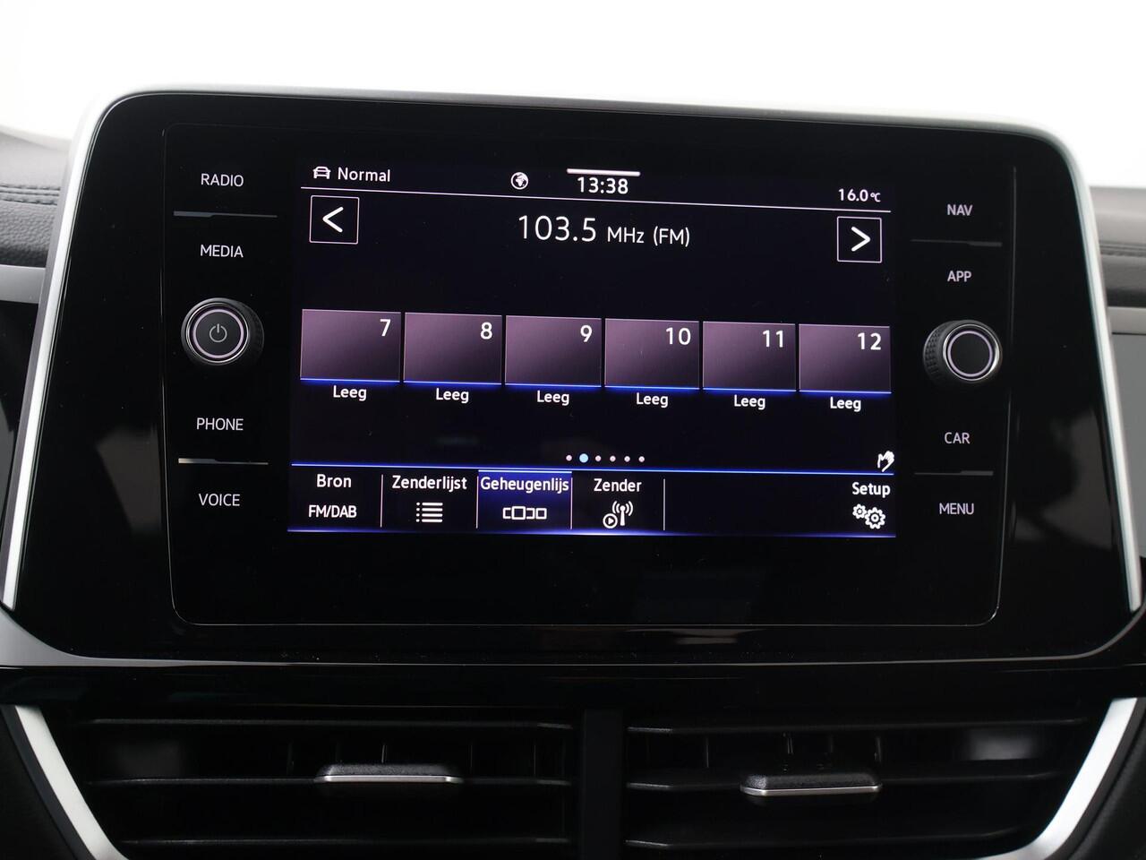 Volkswagen T-Roc 1.5 TSI R-Line | 150 PK | Automaat | Trekhaak | R-Line | Apple Carplay/Android Auto |