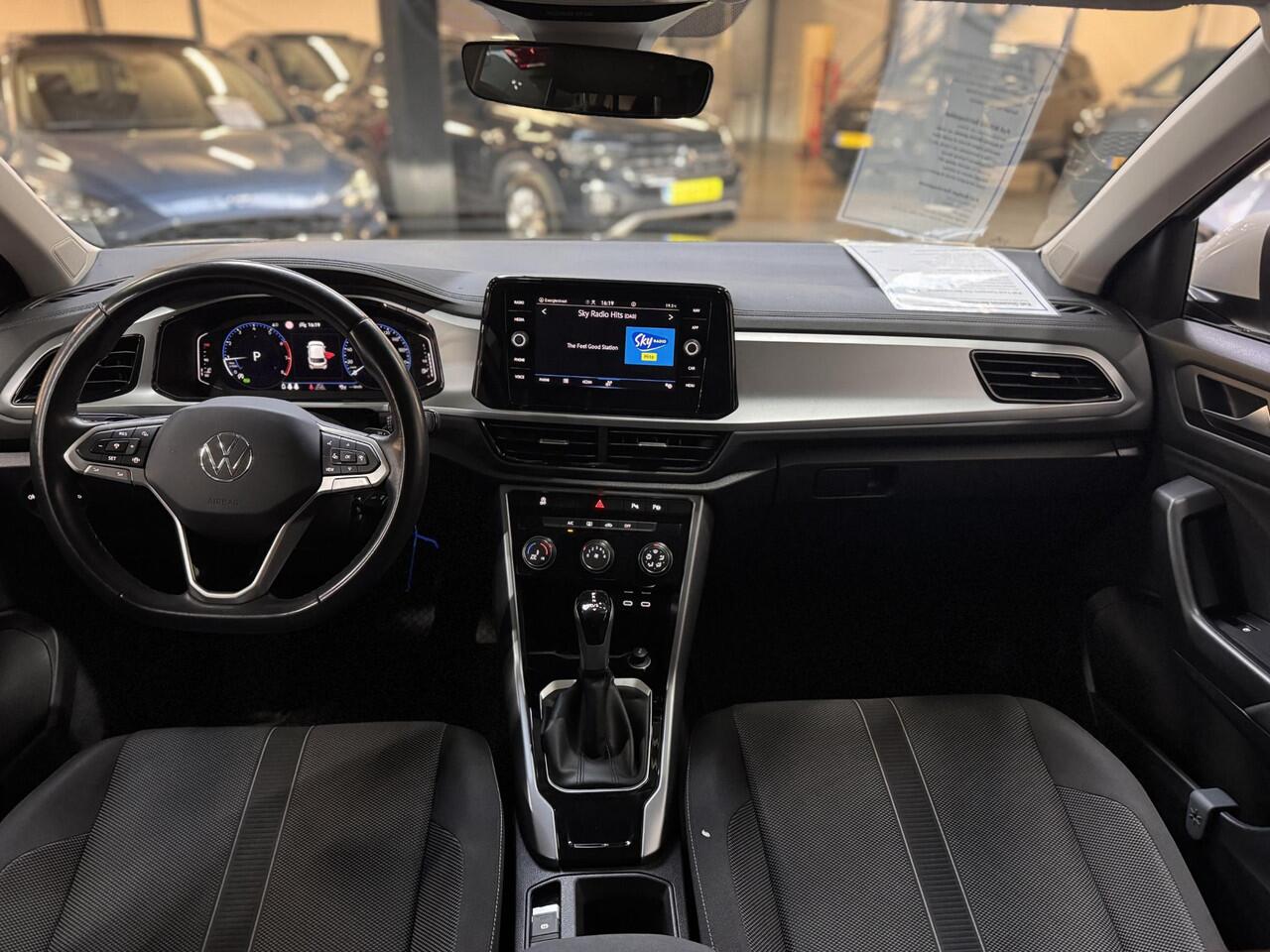 Volkswagen T-Roc 1.5 TSI 150pk DSG Automaat Life Navi Camera Trekhaak Parking pack Digi Dash Dealeronderhouden