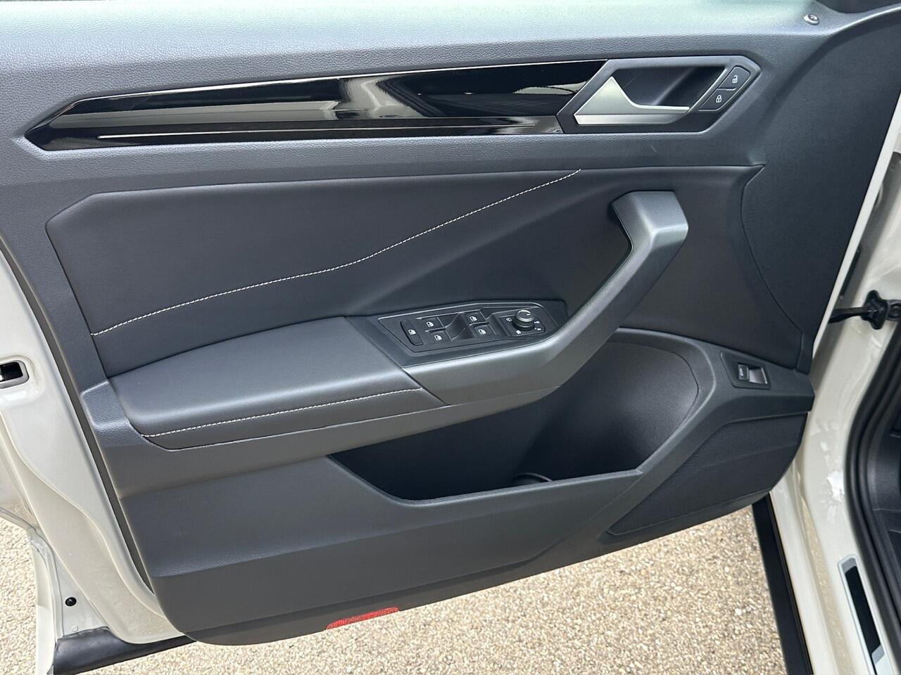 Volkswagen T-Roc 1.5 TSI 150pk DSG R-Line | Camera | Keyless | Elek. Achterklep | Dode hoek | Rijklaar incl. 1 jaar Bovag garantie