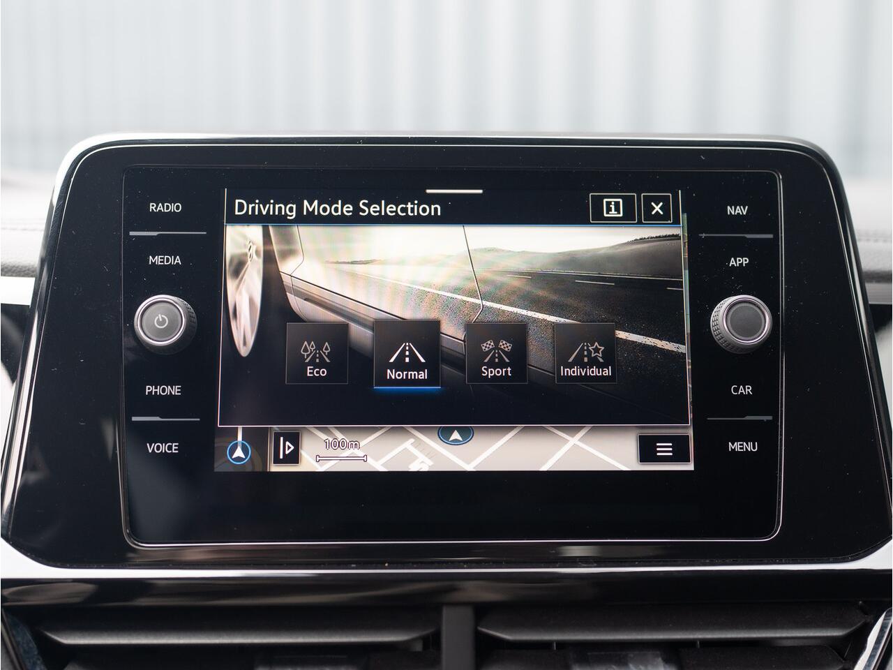 Volkswagen T-Roc 1.5 TSI 150Pk R-Line Business | Black Style | Keyless | IQ Light | 19'' | Trekhaak afnb. | Camera | Side Assist | Prijs Rijklaar!!