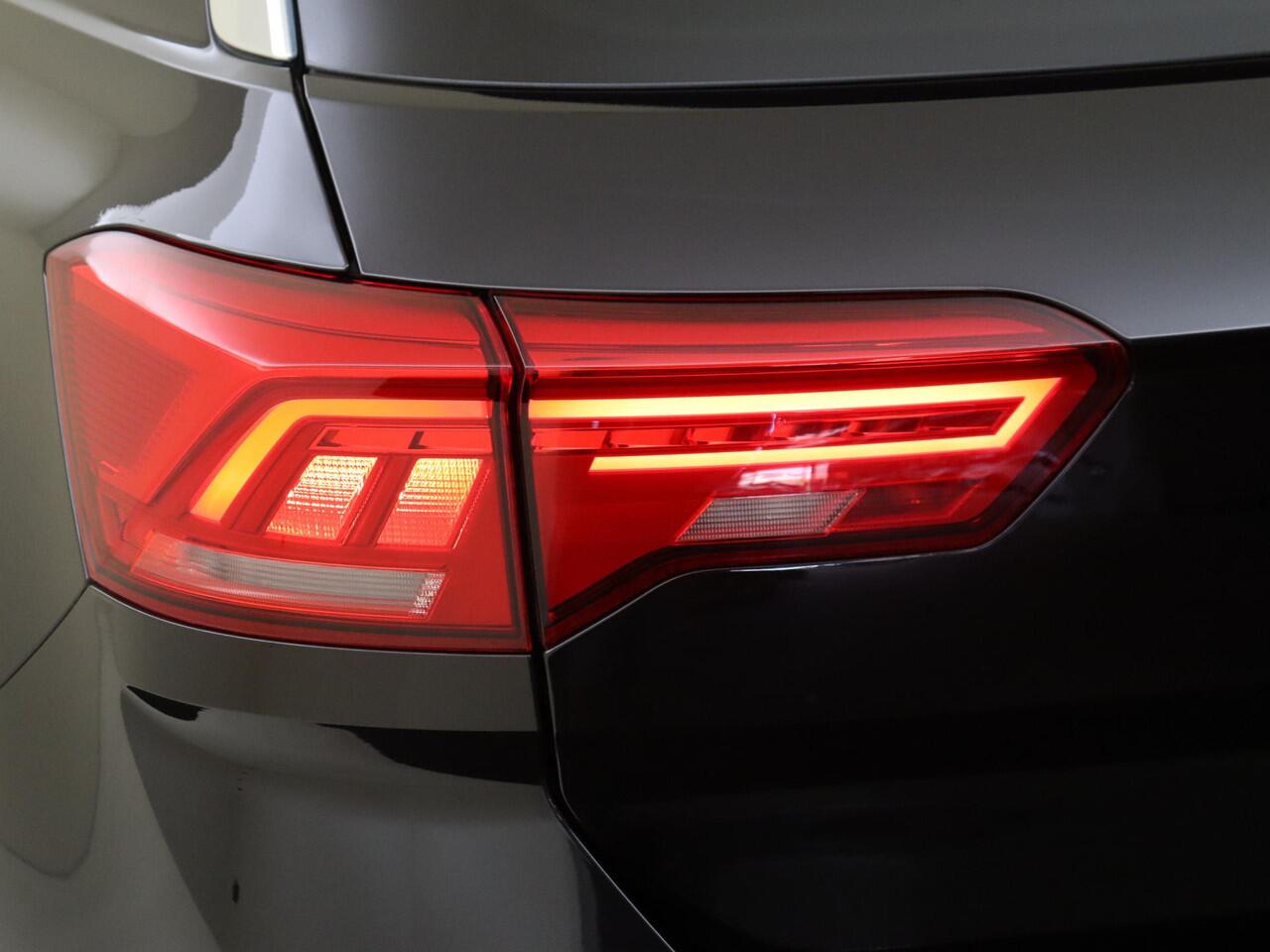 Volkswagen T-Roc 1.5 TSI Style Business | Achteruitrijcamera | Navigatie | Adaptieve cruise control | Elektrisch inklapbare buitenspiegels | CarPlay | Elektrische achterklep | Parkeersensoren |