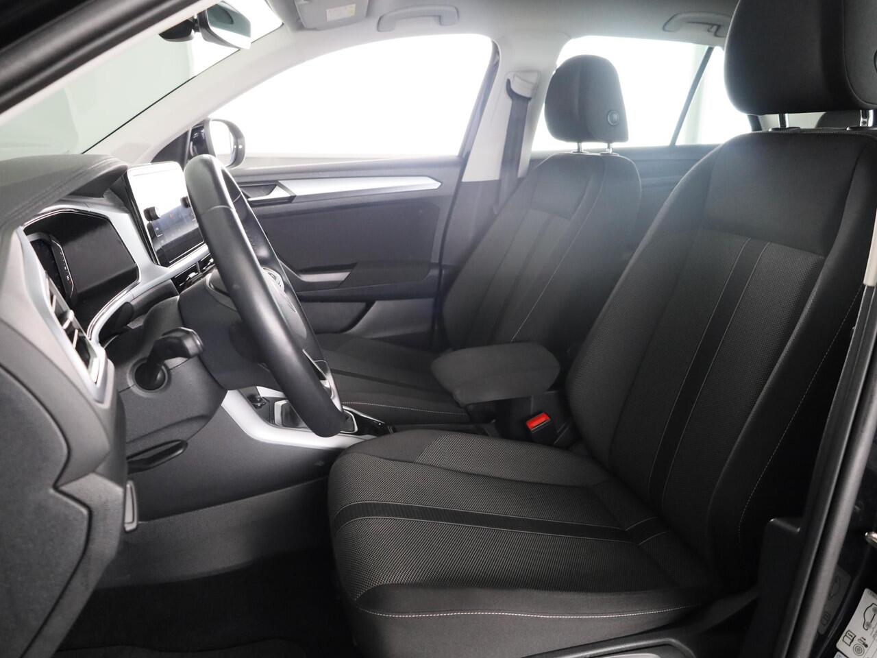 Volkswagen T-Roc 1.5 TSI Life 150 pk Automaat (DSG) | Navigatie | Trekhaak (afneembaar) | Parkeersensoren (Park assist) | Achteruitrijcamera | Stoelverwarming |